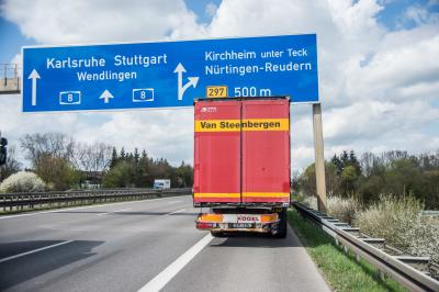 Kirchheim: Pkw faehrt auf der A8 unter Lkw - 4 Verletzte
